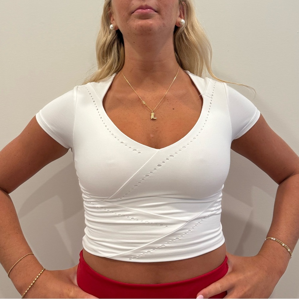 ATHLETA CROPPED WHITE WORKOUT SHIRT